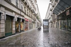 Una strada deserta a Torino durante l'emergenza del Coronavirus 2020 - © MikeDotta / Shutterstock.com