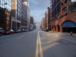 Una strada deserta nella città di Pittsburgh, Pennsylvania.

