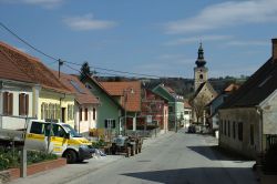 Una strada di Bad Waltersdorf, paesa della Stiria, centro termale in Austria - © Aktron, CC BY 3.0, Wikipedia