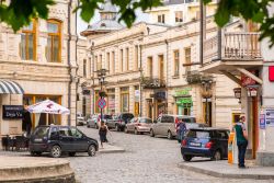 Una strada di ciottoli nel centro cittadino di Kutaisi, Georgia. Auto parcheggiate ai lati della via e area pedonale - © David Bokuchava / Shutterstock.com