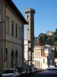 Una strada di Fiesole con la torre della cattedrale di San Romolo, Toscana. In stile romanico, l'alto campanile si innalza per 42,30 metri alla sinistra della chiesa. In cima è coronato ...