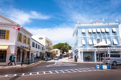 Una strada di Hamilton, isola di Bermuda. L'attuale nome lo ha ottenuto nel 1815 quando da Saint George's venne ribattezzata Hamilton in onore di Sir Henry Hamilton, governatore dell'isola ...