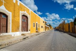 Una strada di Izamal, Messico. Una delle vie della città su cui si affacciano le abitazioni tinteggiate di giallo. La maggior parte delle case hanno un unico piano - © Esdelval / ...