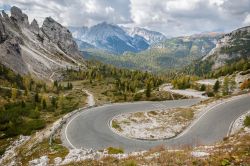 Una strada di montagna non lontano dalla Val Pusteria in Alto Adige