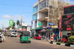 Una strada di Negombo, città dello Sri Lanka che sorge ad appena 8 km dal Bandaranaike International Airport, aeroporto di riferimento per la capitale Colombo - © N_FUJITA / Shutterstock.com ...