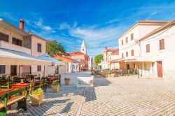 Una strada di Nin, Croazia, in una giornata di sole. Il centro storico è uno dei gioielli di questa località situata a pochi chilometri da Zara.

