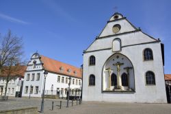Una strada di Osnabruck con il chiostro Carolinum e altri edifici storici, Germania. - © Alizada Studios / Shutterstock.com