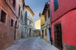 Una strada di Porec, Croazia. Quasi tutte le piazze e viuzze di Parenzo conservano intatto il loro aspetto antico - © Phant / Shutterstock.com