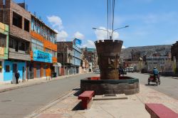 Una strada di Puno in una giornata estiva (Perù) - © Ekaterina McClaud / Shutterstock.com