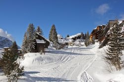 Una strada innevata in inverno nel centro di Avoriaz, Francia.

