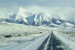 Una strada innevata nei pressi di Esquel, Argentina.
