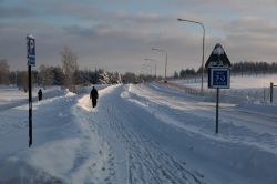 Una strada innevata poco fuori la città di Linkoping, Svezia - © Stefan Braeutigam / Shutterstock.com
