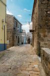 Una strada lastricata del centro di Troina in Sicilia