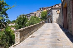 Una strada lastricata nel borgo di Guardia Perticara, Basilicata.
