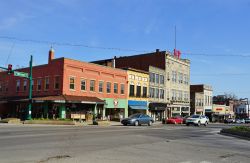 Una strada nei pressi della Monroe County Courthouse di Bloomington, Indiana. L'edificio ospita la sede del governo della Contea di Monroe - © EQRoy / Shutterstock.com