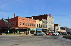 Una strada nei pressi della Monroe County Courthouse di Bloomington, Indiana. L'edificio ospita la sede del governo della Contea di Monroe - © EQRoy / Shutterstock.com