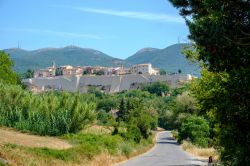 Una strada nei pressi di Massa Martana, borgo storico in Umbria