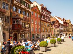 Una strada nel borgo di Stein am Rhein vicino a Sciaffusa, con le tipiche case a graticcio e affrescate. - © nui7711 / Shutterstock.com