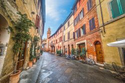 Una strada nel centro storico di Buonconvento in Toscana.
