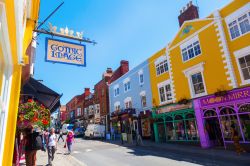 Una strada nel centro storico di Glastonbury, Inghilterra - © Christian Mueller / Shutterstock.com