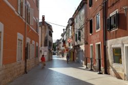 Una strada nel centro storico di Umago (Umag), nella penisola dell'Istria, in Croazia - foto © Philip Lange / Shutterstock.com
