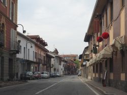 Una strada nella cittadina di Brandizzo in Piemonte, nell'hinterland di Torino - © Claudio Divizia / Shutterstock.com