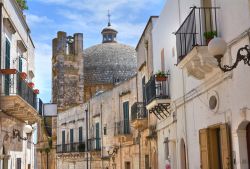 Una strada pittoresca del centro storico di Ceglie Messapica in Puglia.