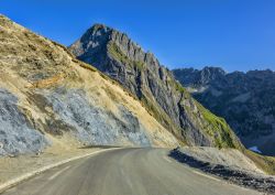 Una strada s'inerpica sul Colle di Tourmalet nei Pirenei francesi.
