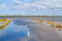 Una strada sommersa fra Beal e l'isola di Lindisfarne, Northumberland, Inghilterra.
