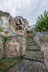 Una strada tipica del borgo di Capestrano in Abruzzo