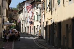 Una strada tipica del centro storico di Lastra a Signa in Toscana - © Greta Gabaglio / Shutterstock.com