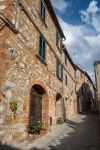 Una strada tipica del centro storico di Trequanda, piccolo borgo della Toscana.