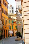 Una strada tipica di Ascoli Piceno, Marche, Italia. Il centro storico della città è quasi interamente costruito in travertino ed è fra i più ammirati della regione ...