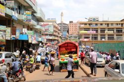Una strada trafficata nel centro di Kampala, Uganda: auto e persone affollano ad ogni ora questa città caotica che conta oltre 1 milione e mezzo di abitanti - © Nurlan Mammadzada ...
