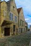 Una stradina acciottolata del centro di Nevers con vecchie case medievali (Francia).
