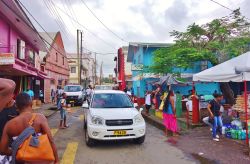 Una stradina affollata del centro storico di St. George's, Grenada, America Centrale. In città è possibile trovare molti mercatini con prodotti alimentari freschi - © ...