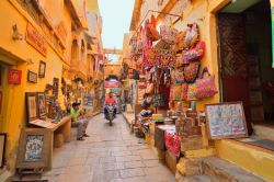 Una stradina con botteghe e negozi nel forte di Jaisalmer, Rajasthan, India - © Saurav022 / Shutterstock.com