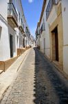 Una stradina con pavimentazione acciottolata nel cuore di Carmona, Spagna.
