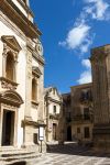 Una stradina con pavimento lastricato nel centro di Salemi, provincia di Trapani (Sicilia). Su un lato, la chiesetta gesuita.
