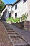Una stradina con scalinata nel borgo di Aubeterre-sur-Dronne, Charente (Francia).
