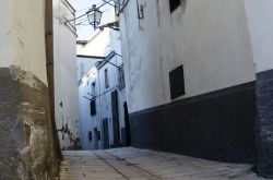 Una stradina del borgo di Irsina, provincia di Matera, Basilicata. Custodita come un gioiello prezioso fra le fortificazioni medievali, Irsina domina le valli del Bradano e del Basentello da ...