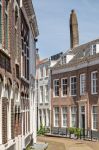 Una stradina del centro di Middelburg, Olanda: qui si affacciano case a due piani con il tetto di tegole e un alto camino - © Frans Blok / Shutterstock.com