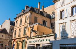 Una stradina del centro di Nancy con palazzi e attività commerciali (Francia) - © kateafter / Shutterstock.com