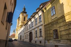 Una stradina del centro di Szekesfehervar con veduta sulla basilica di Santo Stefano, Ungheria.
