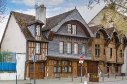 Una stradina del centro di Troyes con le tipiche case dall'architettura a graticcio, Francia.
