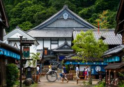 Una stradina del centro medievale con turisti e risciò nel parco tematico Edo a Nikko, Giappone - © Prokhorova Tatiana / Shutterstock.com