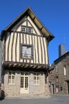 Una stradina del centro medievale di Fougères, Francia. Passeggiando alla scoperta di questo borgo se ne possono ammirare le belle case a graticcio disposte soprattutto attorno a Place ...