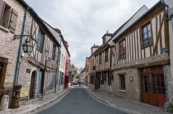 Una stradina del centro medievale di Provins, dipartimento Seine et Marne, Francia. Questa località a meno di cento chilometri da Parigi si presenta come un scrigno di tesori tutti da ...