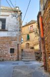 Una stradina del centro storico di Bovino in Puglia