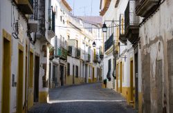 Una stradina del centro storico di Evora, Portogallo. Questa località portoghese è oggi conosciuta soprattutto come sede universitaria, ecclesiastica e come centro turistico.
 ...